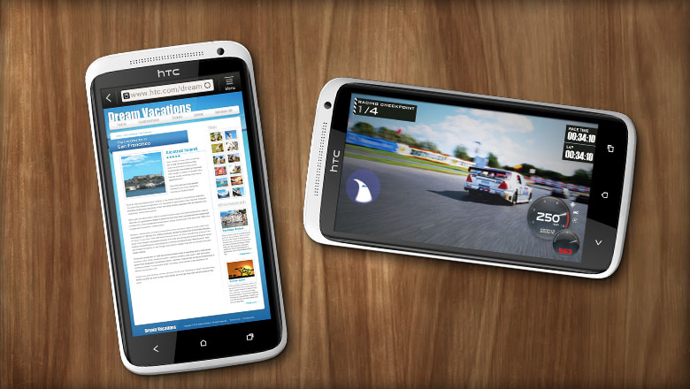 Zwei weisse HTC One XL, eines mit offenem Browser das andere mit einem Game